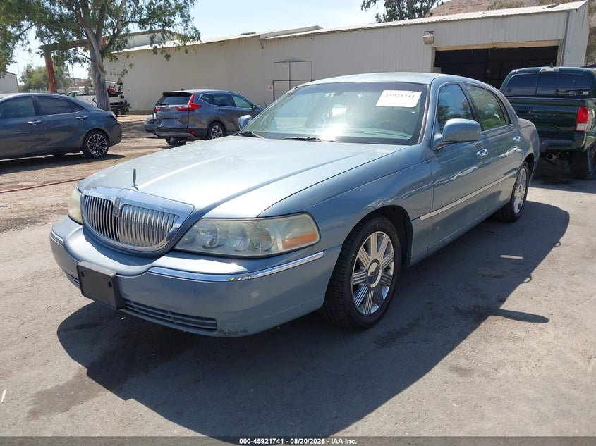 2004 LINCOLN TOWN CAR auction photo 2