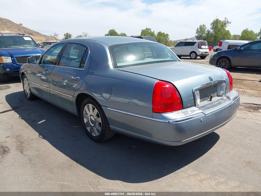 2004 LINCOLN TOWN CAR auction photo 3