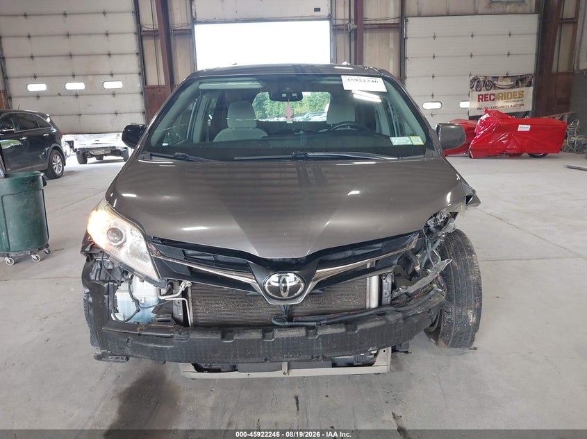 TOYOTA SIENNA - zdjęcie 13