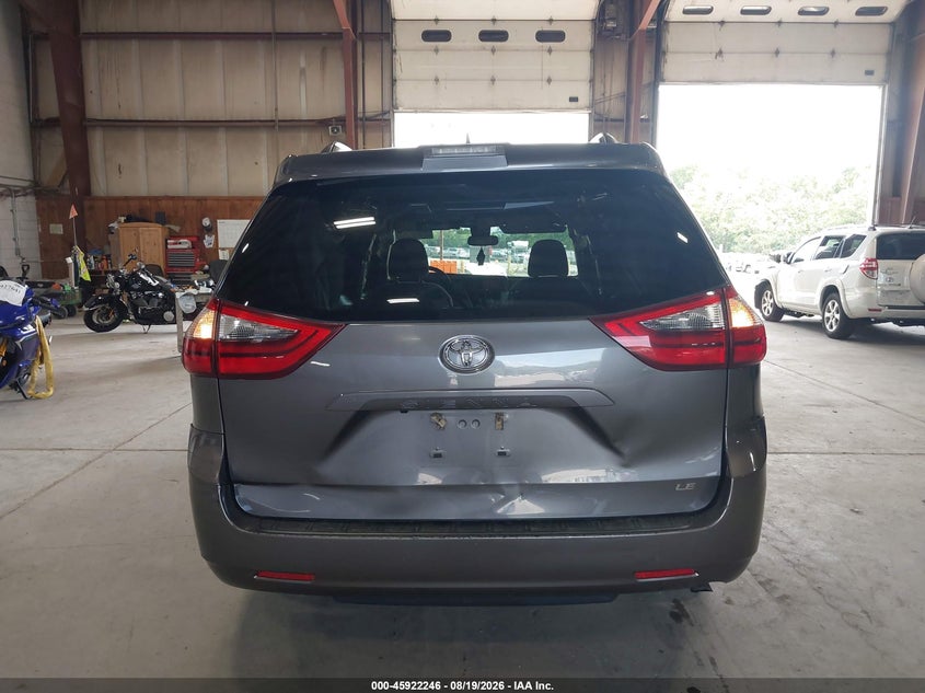 TOYOTA SIENNA - zdjęcie 17