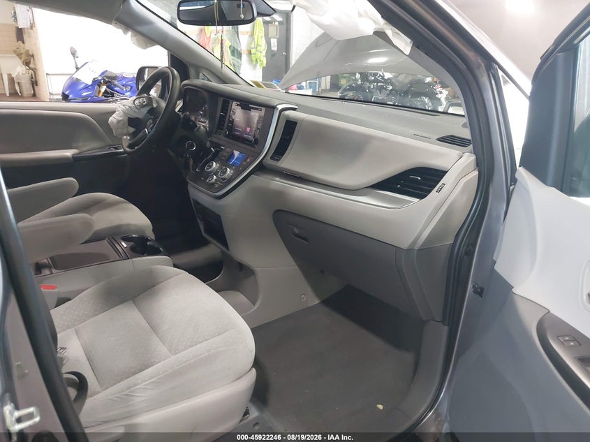 TOYOTA SIENNA - zdjęcie 5