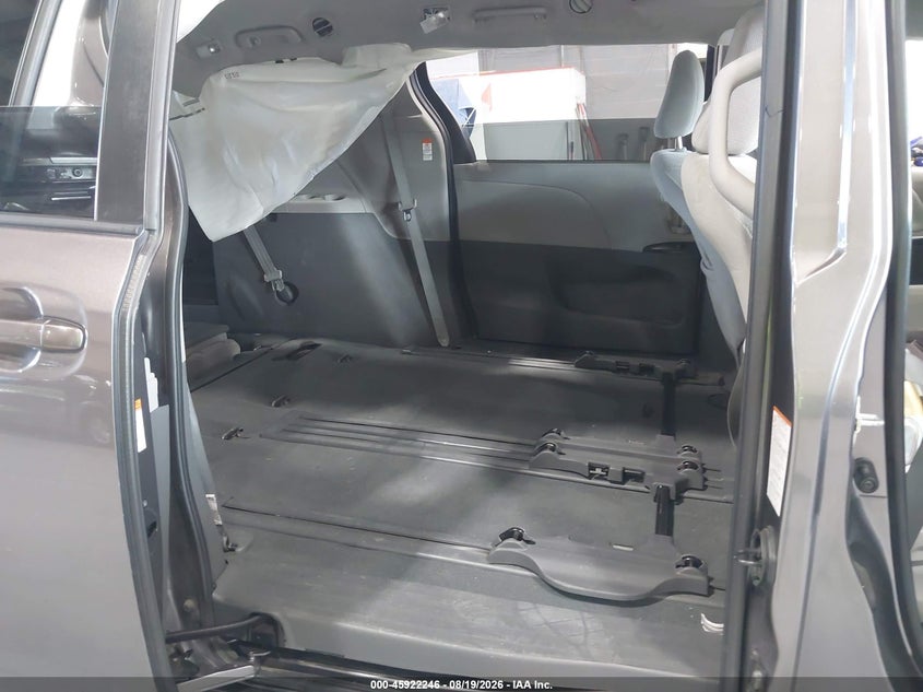 TOYOTA SIENNA - zdjęcie 8