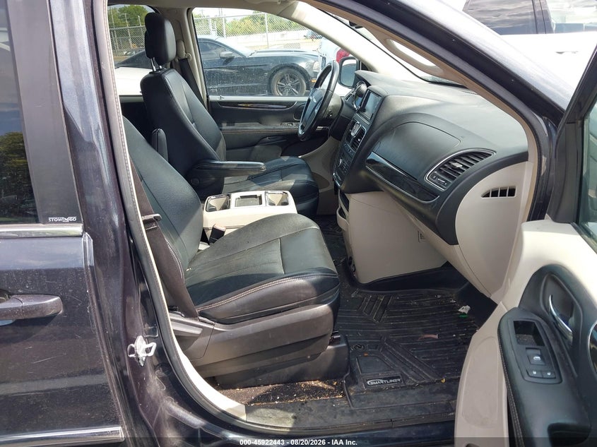 2014 CHRYSLER TOWN & COUNTRY auction photo 5