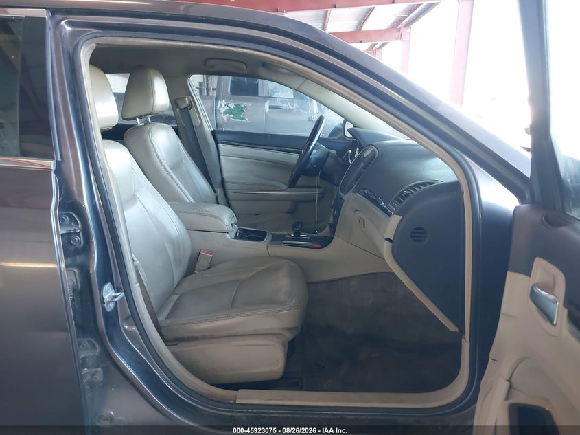 2014 CHRYSLER 300 auction photo 5