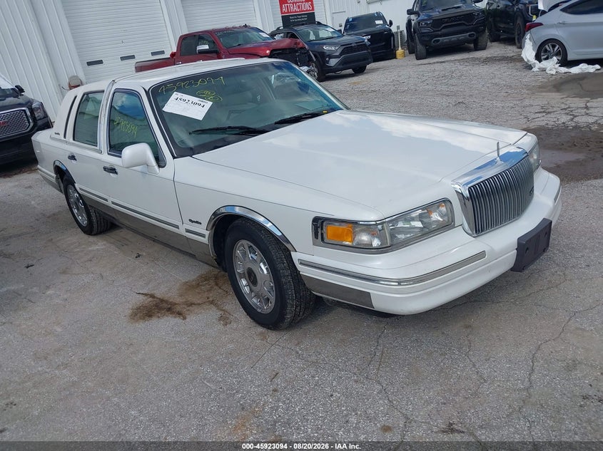 1997 Lincoln Town Car Signature, Левый бок, IAAI, VIN 1LNLM82W9VY642464