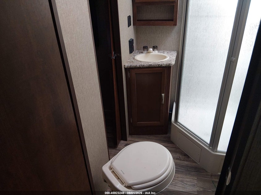 2017 KEYSTONE RV PASSPORT GRAND TOURING 3350BH TRAVEL TRAILER auction photo 8