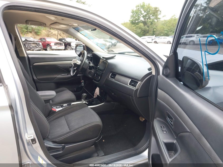 2017 MITSUBISHI OUTLANDER auction photo 5
