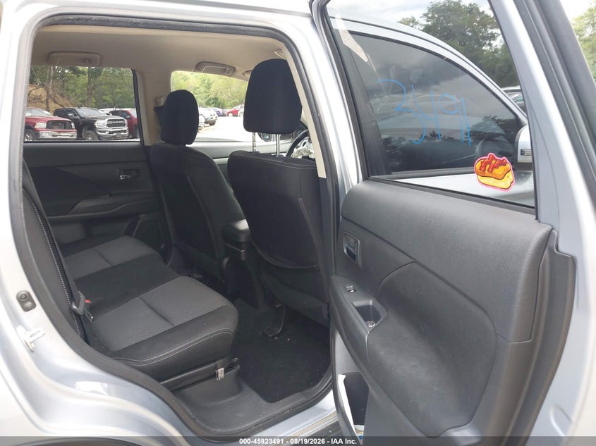 2017 MITSUBISHI OUTLANDER auction photo 8