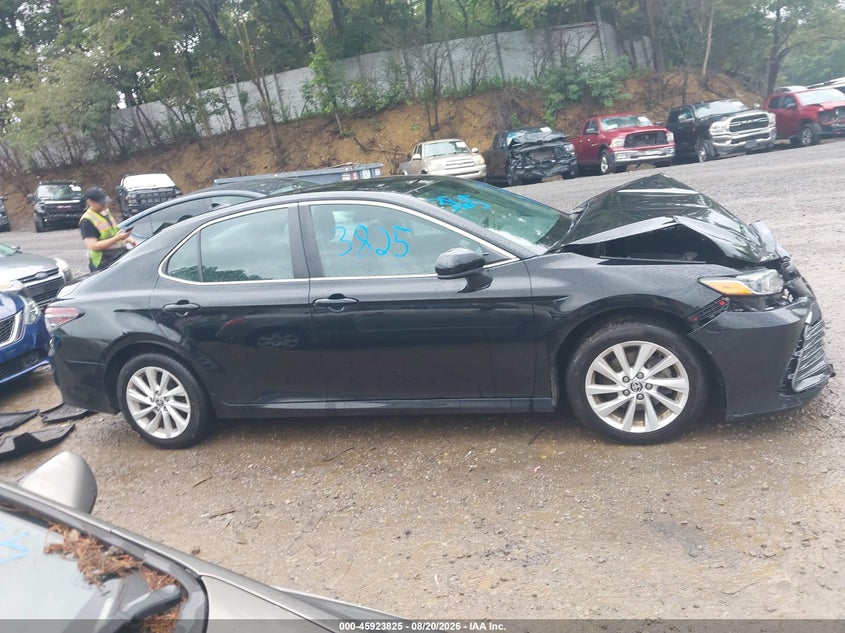 TOYOTA CAMRY - zdjęcie 13