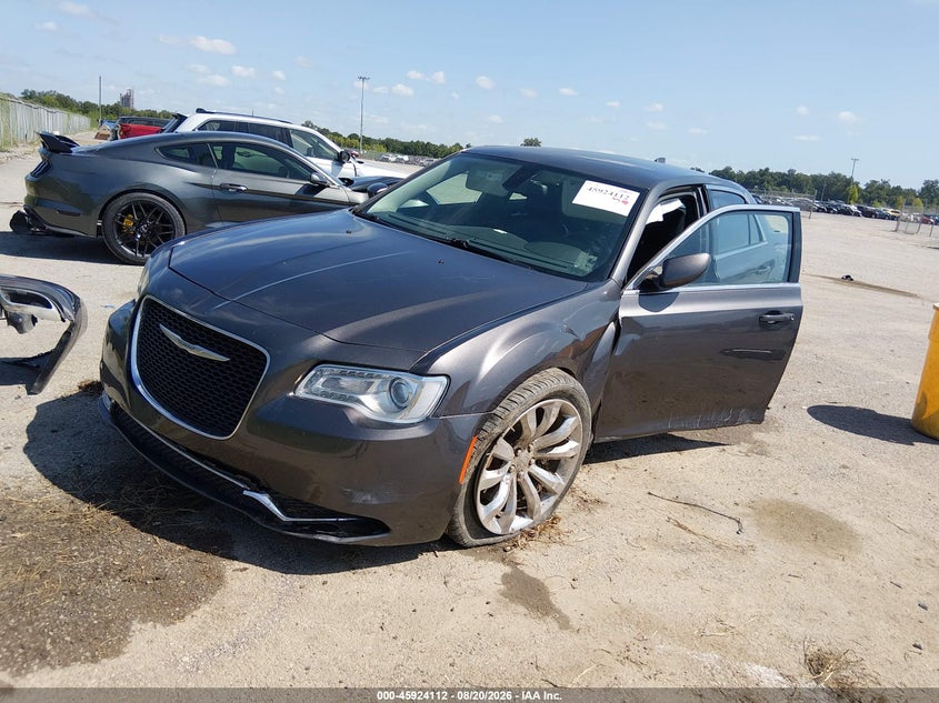 2016 Chrysler 300, Перёд и зад, IAAI, VIN 2C3CCAAG9GH313841 — фото 2