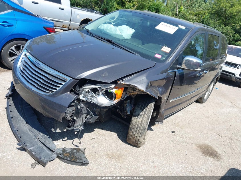 2015 CHRYSLER TOWN & COUNTRY auction photo 2