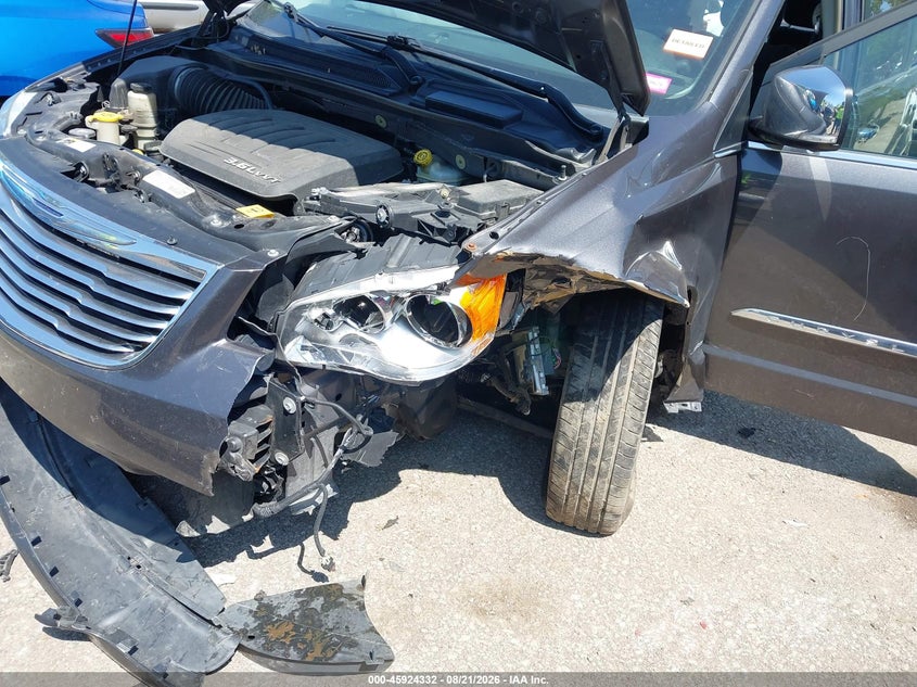 2015 CHRYSLER TOWN & COUNTRY auction photo 6