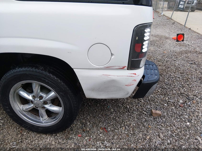 2004 GMC YUKON auction photo 6
