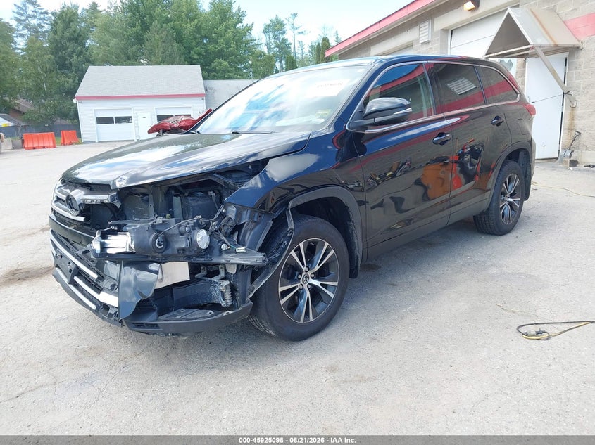 2018 Toyota Highlander, Left Front, IAAI, VIN 5TDBZRFH9JS912639 — photo 2