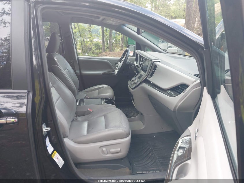 2017 TOYOTA SIENNA auction photo 5