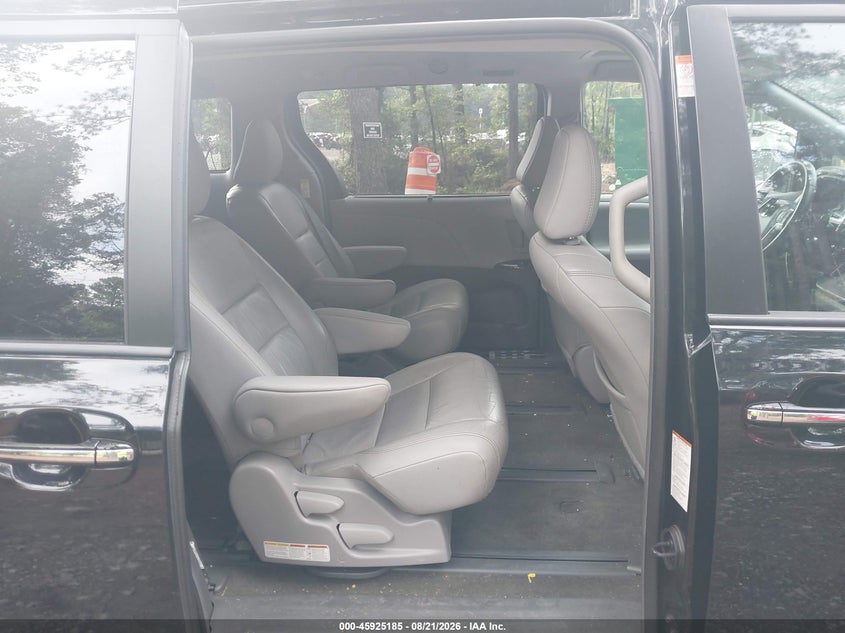 2017 TOYOTA SIENNA auction photo 8