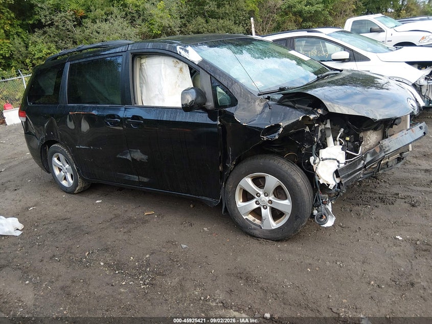 2013 TOYOTA SIENNA auction photo 1