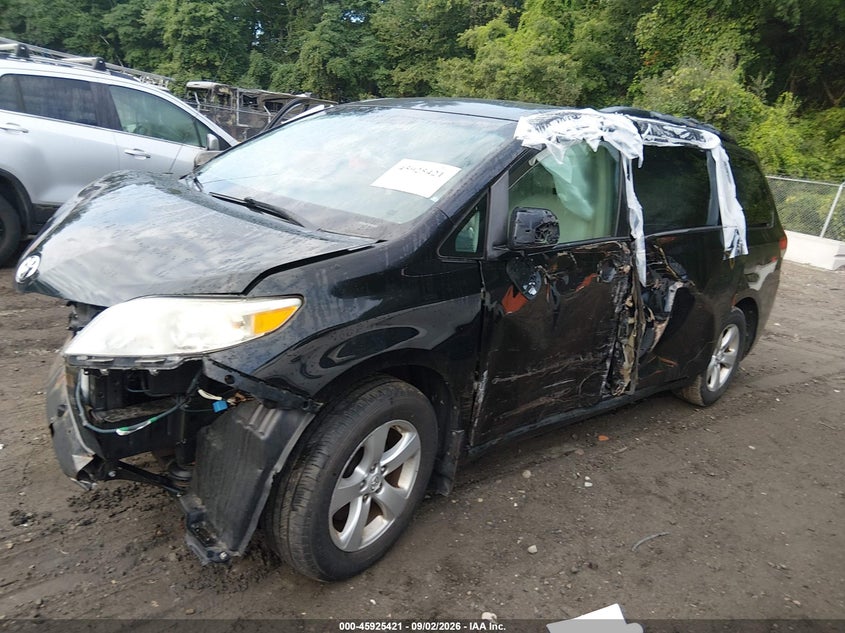 2013 TOYOTA SIENNA auction photo 2