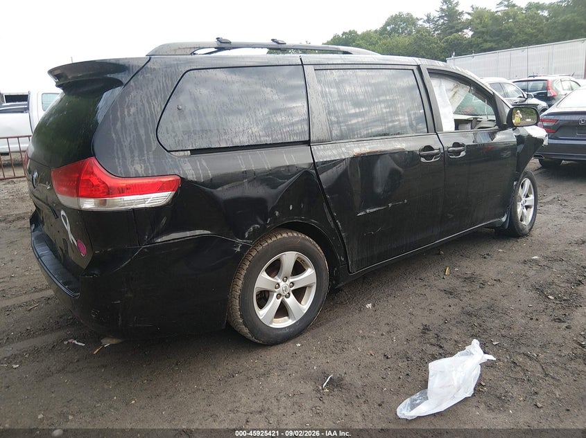 2013 TOYOTA SIENNA auction photo 4