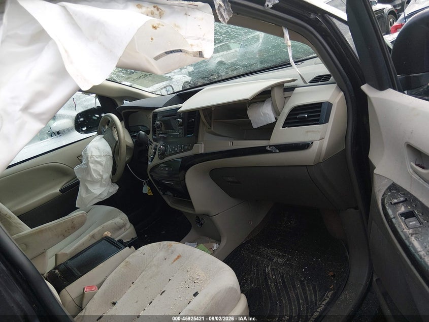 2013 TOYOTA SIENNA auction photo 5