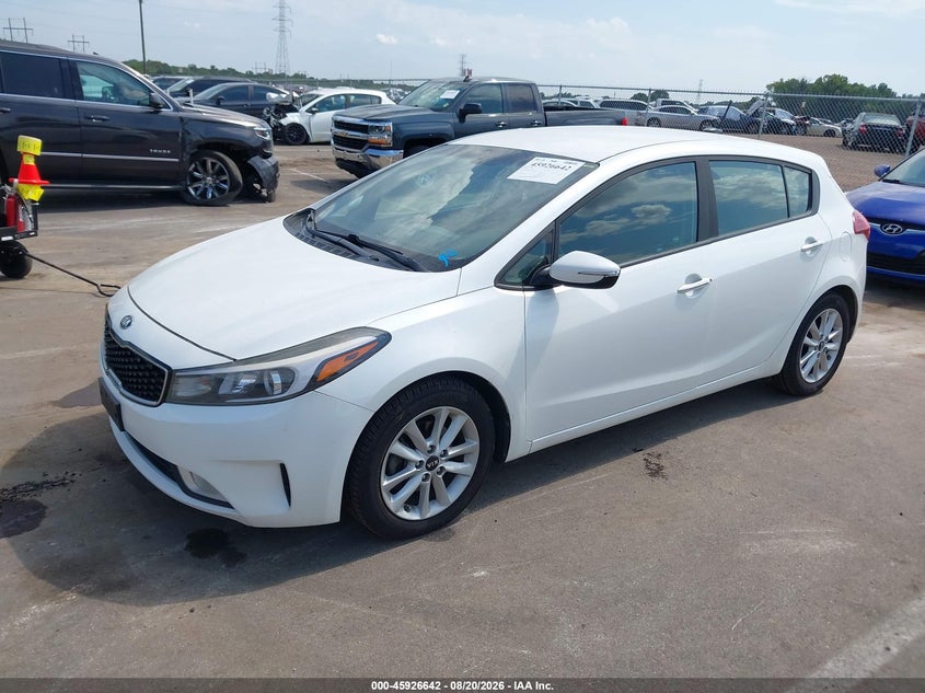 2017 Kia Forte, Right Front, IAAI, VIN KNAFK5A89H5685942 — photo 2