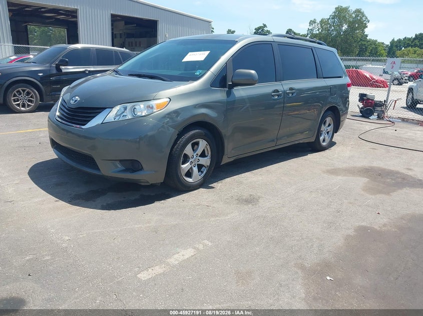 2014 TOYOTA SIENNA auction photo 2