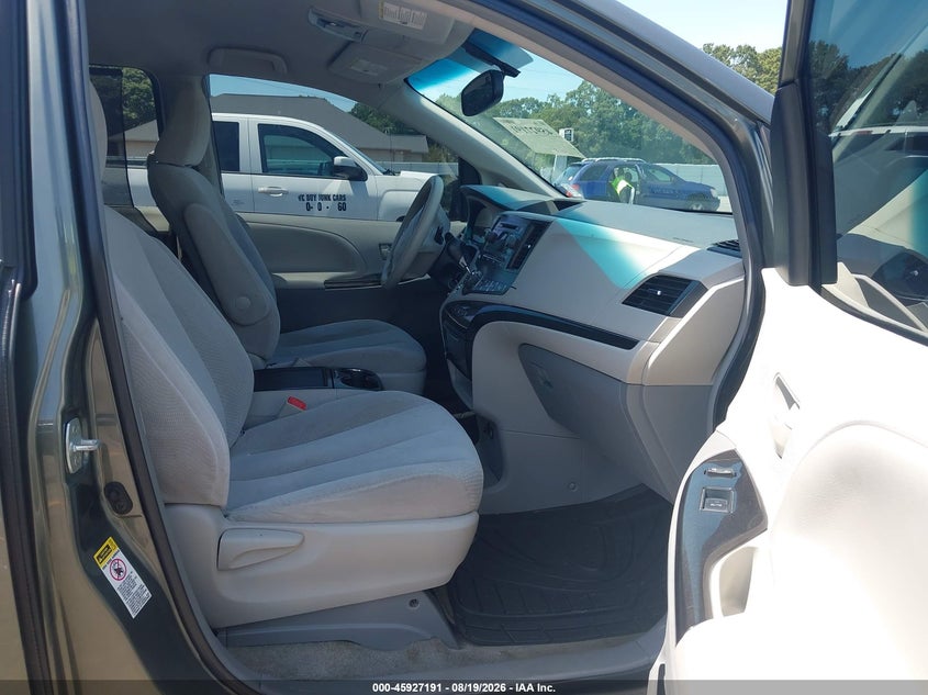 2014 TOYOTA SIENNA auction photo 5
