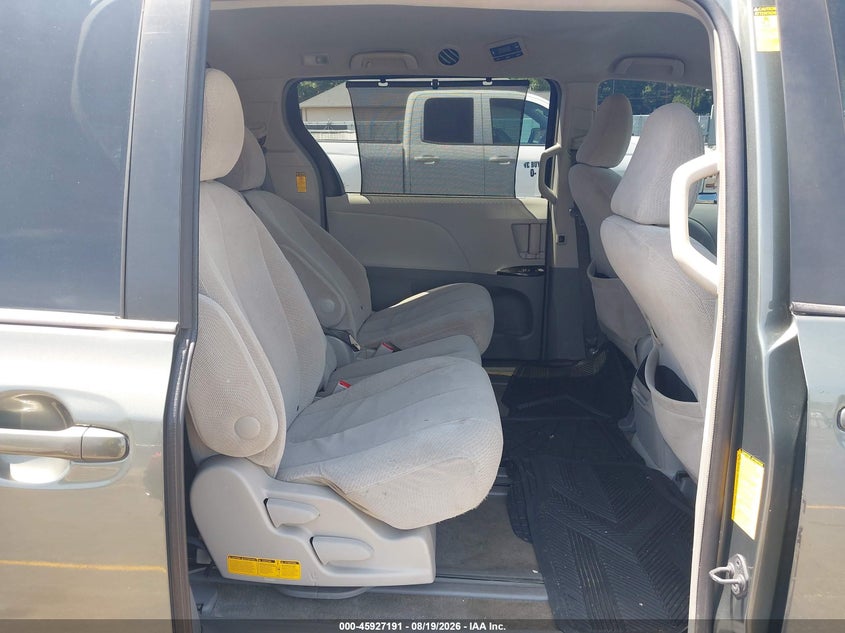 2014 TOYOTA SIENNA auction photo 8
