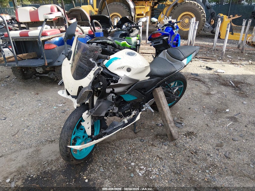 YAMAHA YZFR3 2024