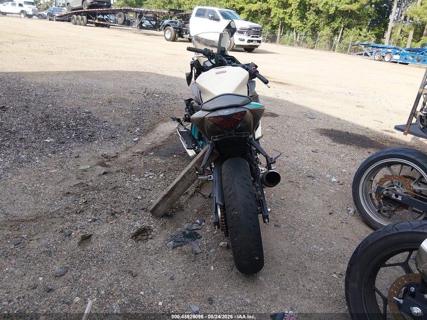 YAMAHA YZFR3 2024