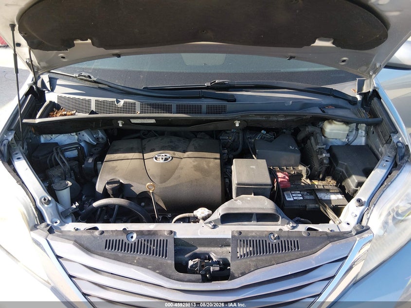 TOYOTA SIENNA - zdjęcie 10