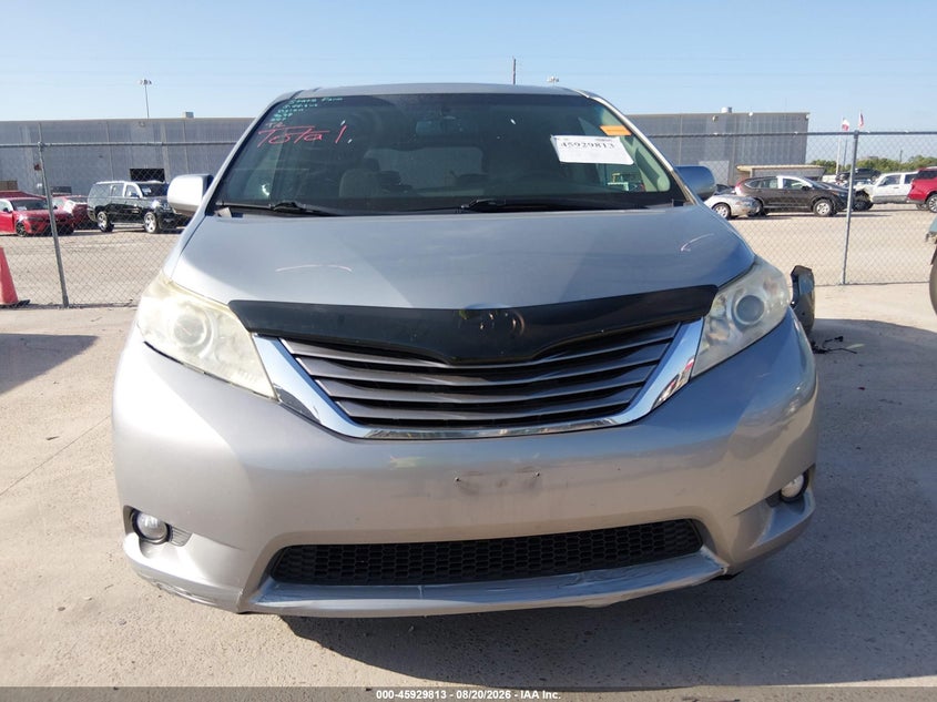 TOYOTA SIENNA - zdjęcie 13