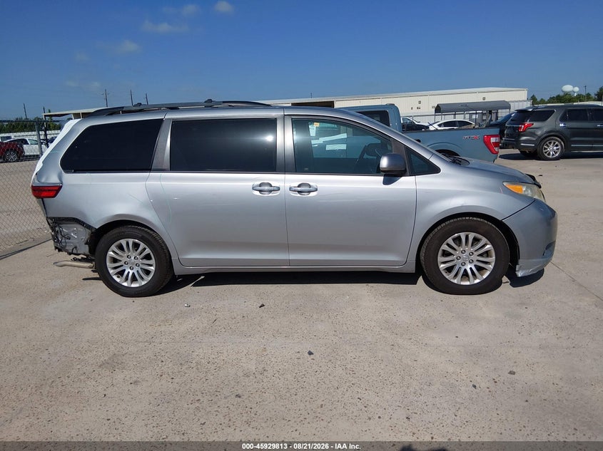 TOYOTA SIENNA - zdjęcie 14