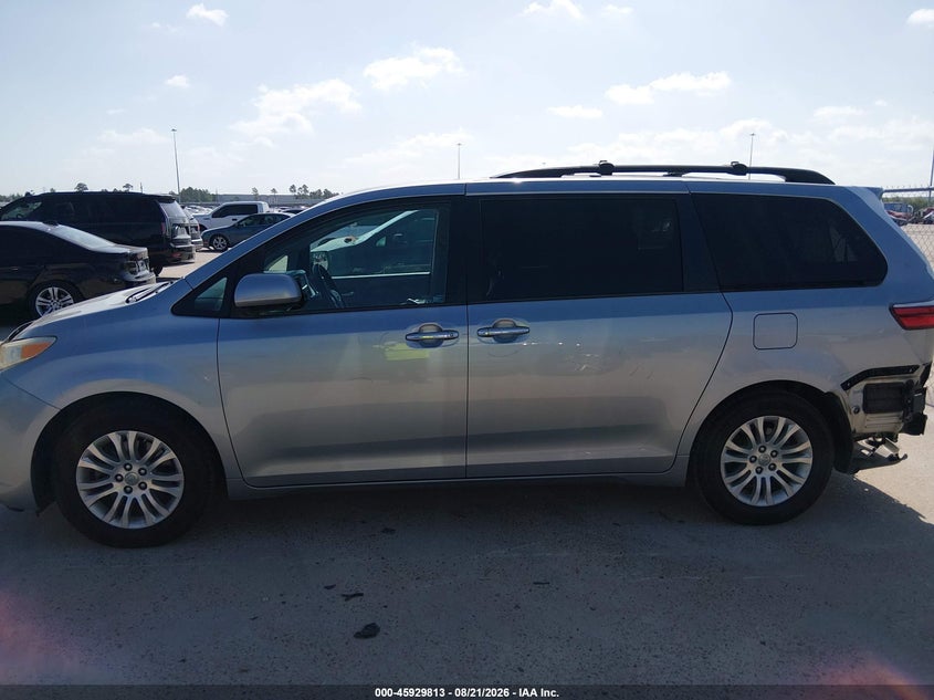 TOYOTA SIENNA - zdjęcie 15