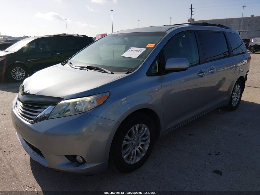 TOYOTA SIENNA - zdjęcie 2