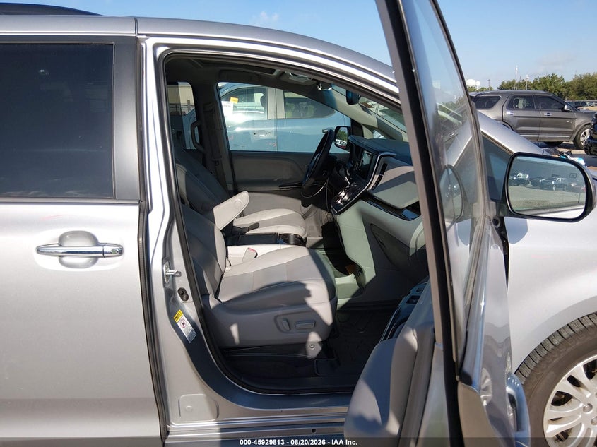TOYOTA SIENNA - zdjęcie 5