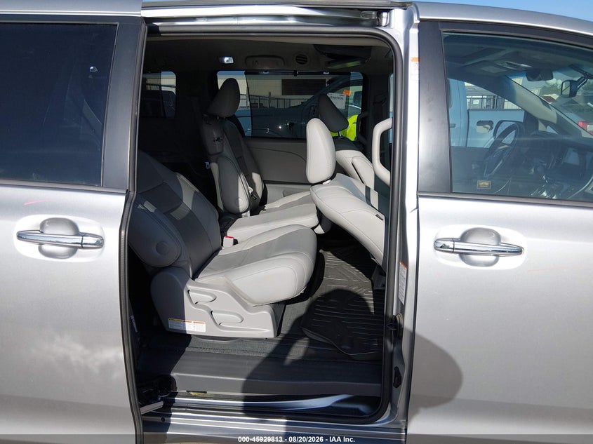 TOYOTA SIENNA - zdjęcie 8