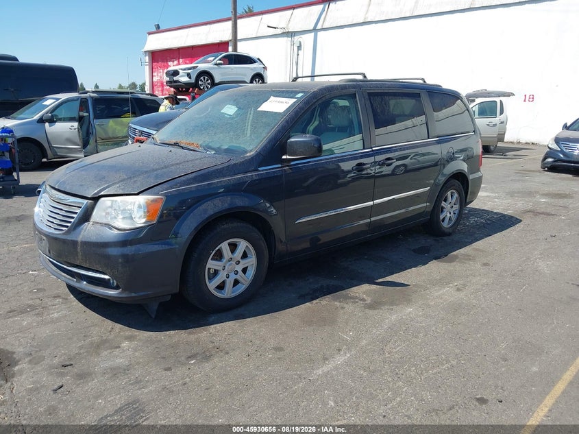 2013 CHRYSLER TOWN & COUNTRY auction photo 2