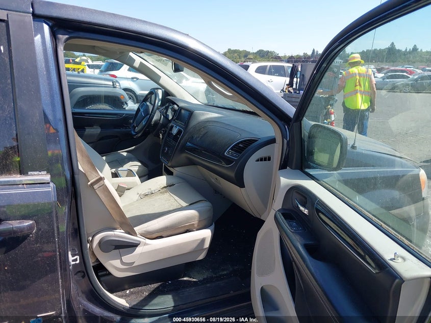 2013 CHRYSLER TOWN & COUNTRY auction photo 5