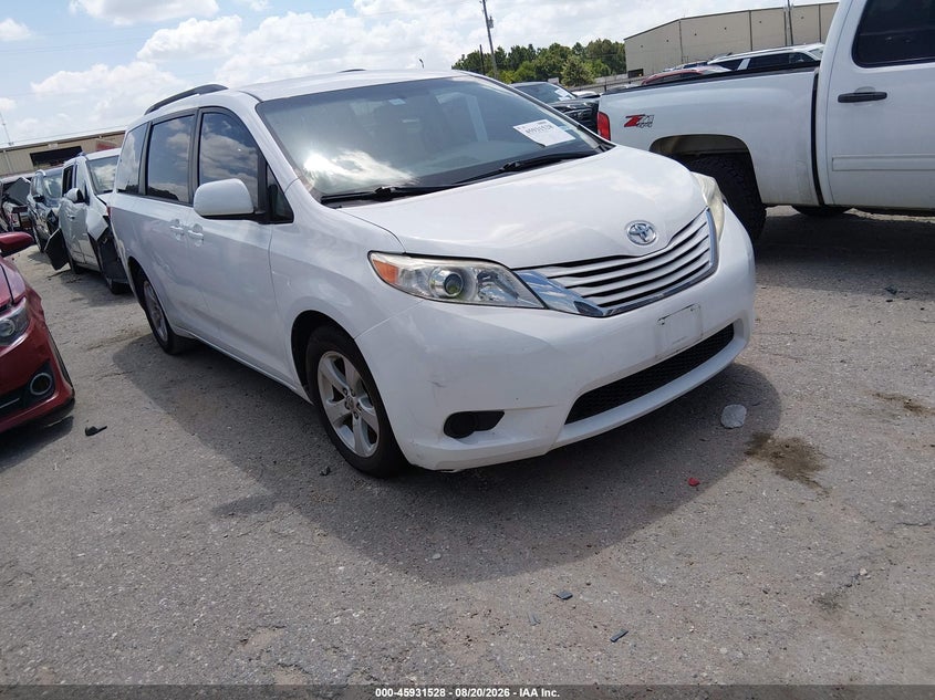2017 TOYOTA SIENNA auction photo 1