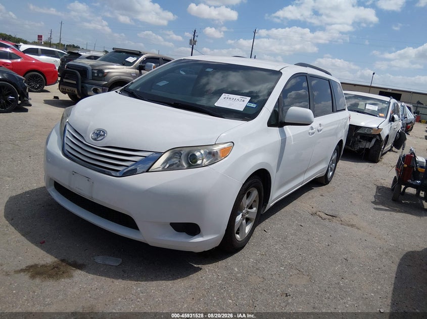 2017 TOYOTA SIENNA auction photo 2