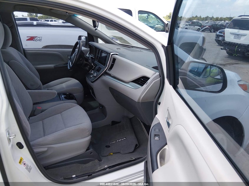 2017 TOYOTA SIENNA auction photo 5