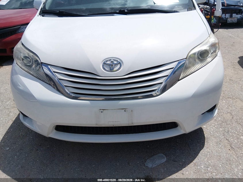 2017 TOYOTA SIENNA auction photo 6