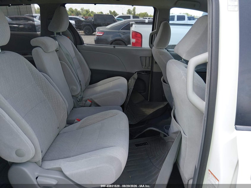 2017 TOYOTA SIENNA auction photo 8
