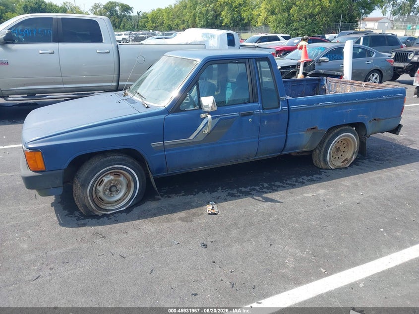 1985 TOYOTA PICKUP auction photo 2