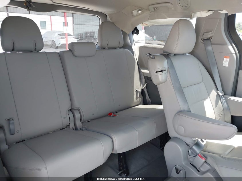 TOYOTA SIENNA - zdjęcie 8