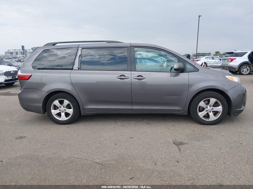 TOYOTA SIENNA - zdjęcie 13