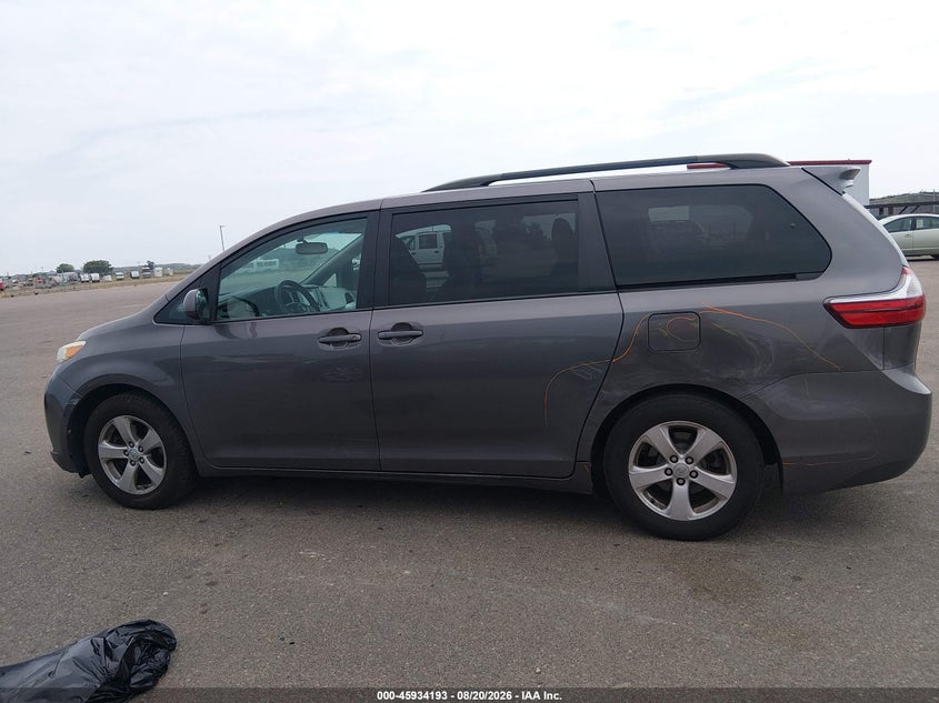 TOYOTA SIENNA - zdjęcie 14