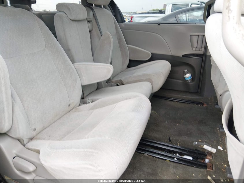 TOYOTA SIENNA - zdjęcie 8