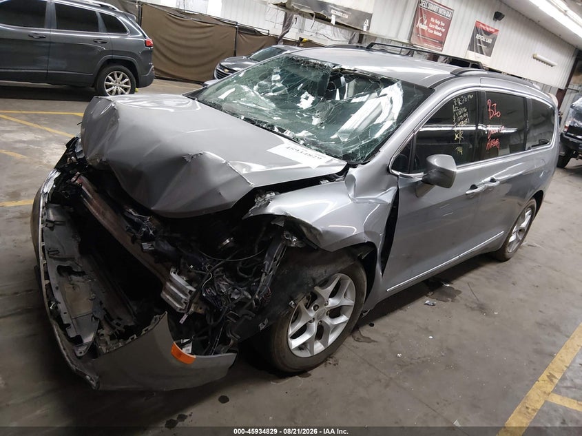 2017 Chrysler Pacifica, Front End, IAAI, VIN 2C4RC1BGXHR512736 — photo 2